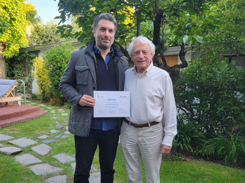 Laurentzi de Sasia junto a Alfried Längle, sosteniendo su diploma de consultor en Análisis Existencial del ICAE y la GLE